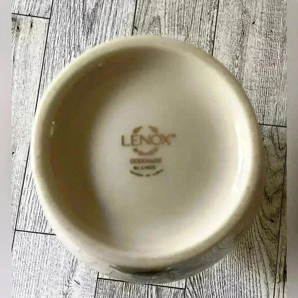 LENOX SERENADE GOLD TRIM BIRD AND FLOWER MOTIF VASE